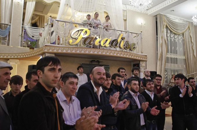 Guests clap as they watch dancing at wedding party in the Chechen capital Grozny April 24, 2013. The naming of two Chechens, Dzhokhar and Tamerlan Tsarnaev, as suspects in the Boston Marathon bombings has put Chechnya - the former site of a bloody separatist insurgency - back on the world's front pages. Moscow has poured billions of roubles into rebuilding Chechnya, a mainly Muslim province that has seen centuries of war and repression. Picture taken April 24, 2013. REUTERS/Maxim Shemetov (RUSSIA - Tags: SOCIETY POLITICS RELIGION) ATTENTION EDITORS: PICTURE 17 OF 40 FOR PACKAGE 'INSIDE MODERN CHECHNYA'. SEARCH 'REBUILDING CHECHNYA' FOR ALL IMAGES Published: Kvě. 1, 2013, 7:54 dop.