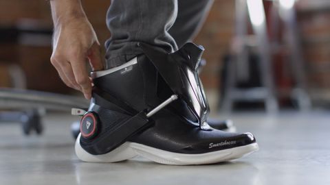 Chytré boty měří aktivitu a samy se zapnou. Dají se ovládat pomocí telefonu