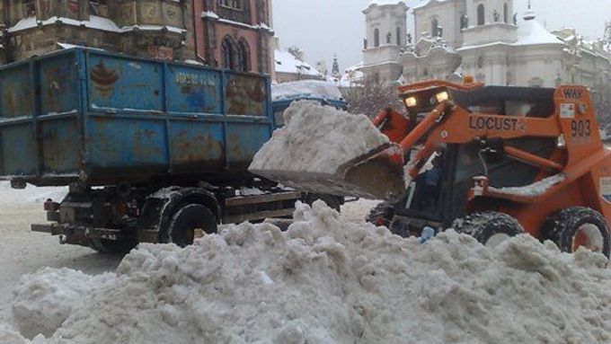 Odvoz sněhu na Staroměstském náměstí