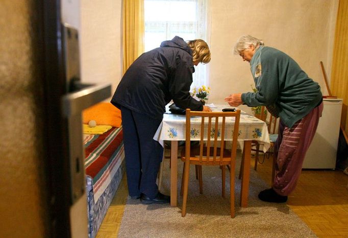 Nebo někdy také až v kuchyni. Paní Ouborná žije na samotě pod lesem u Zdaboře a pošťačka Alena jí právě přinesla důchod.