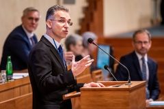 Senát kývl prezidentovi. Novými ústavnímu soudci budou Bartoň a Smolek
