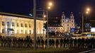 Běloruská policie blokuje centrum města během druhého dne masivních protestů. Některé ulice jsou zcela zavřené.