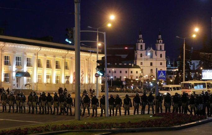 Běloruská policie blokuje centrum města během druhého dne masivních protestů. Některé ulice jsou zcela zavřené.