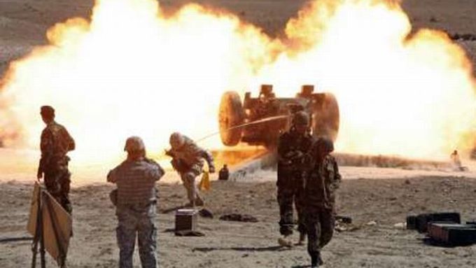 Afghánská armáda, vybudovaná po roce 2001 hlavně s pomocí USA a Velké Británie, při cvičení v centrální části země.
