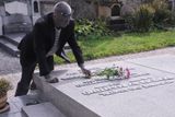 Vladimír Franz v sobě nezapře hudebního skladatele. Když navštívil v rámci Tour de Franz Poličku, položil kytičku na zdejší hrob Bohuslava Martinů. No vida, další zvládnutá prezidentská disciplína.