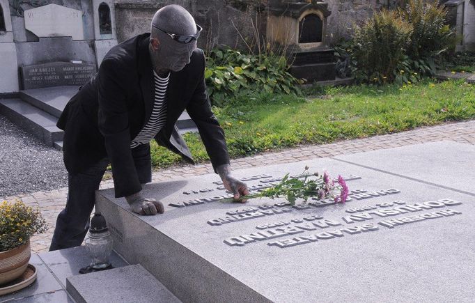 Vladimír Franz v sobě nezapře hudebního skladatele. Když navštívil v rámci Tour de Franz Poličku, položil kytičku na zdejší hrob Bohuslava Martinů. No vida, další zvládnutá prezidentská disciplína.