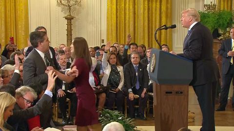Rozmíška s Trumpem: Sledujte, jak se novinář přetahoval s asistentkou o mikrofon