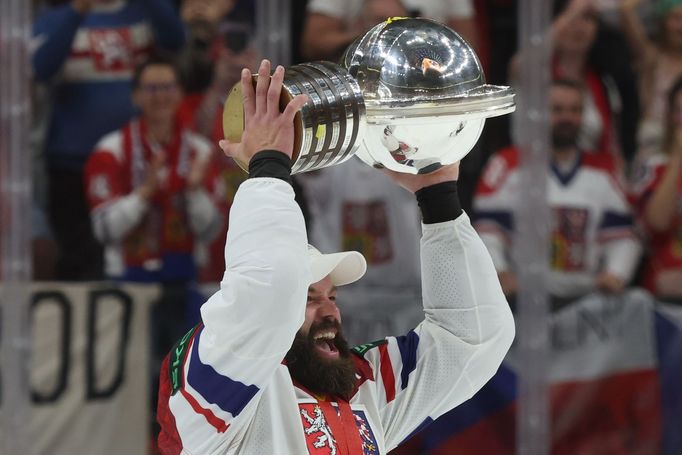 Radko Gudas s pohárem pro mistry světa po finále MS 2024 Česko - Švýcarsko