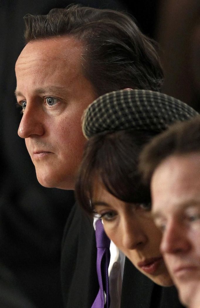 Britain's Prime Minister David Cameron (top), his wife Samantha (C) and Deputy Prime Minister Nick Clegg (bottom) attend a thanksgiving service to mark the Queen's Diamond Jubilee at St Paul's Cathedral in central London June 5, 2012. Four days of nationwide celebrations during which millions of people have turned out to mark Queen Elizabeth's Diamond Jubilee conclude on Tuesday with a church service and carriage procession through central London. REUTERS/Suzanne Plunkett (BRITAIN - Tags: ROYALS SOCIETY ENTERTAINMENT RELIGION POLITICS) Published: Čer. 5, 2012, 1:11 odp.