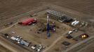 A oil drilling rig operates outside Williston, North Dakota, October 19, 2012. Thousands of people have flooded into North Dakota to work in state's oil drilling boom. Picture taken October 19, 2012. REUTERS/Jim Urquhart (UNITED STATES - Tags: ENERGY ENVIRONMENT BUSINESS EMPLOYMENT) Published: Říj. 22, 2012, 1:40 odp.