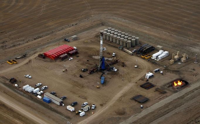 A oil drilling rig operates outside Williston, North Dakota, October 19, 2012. Thousands of people have flooded into North Dakota to work in state's oil drilling boom. Picture taken October 19, 2012. REUTERS/Jim Urquhart (UNITED STATES - Tags: ENERGY ENVIRONMENT BUSINESS EMPLOYMENT) Published: Říj. 22, 2012, 1:40 odp.