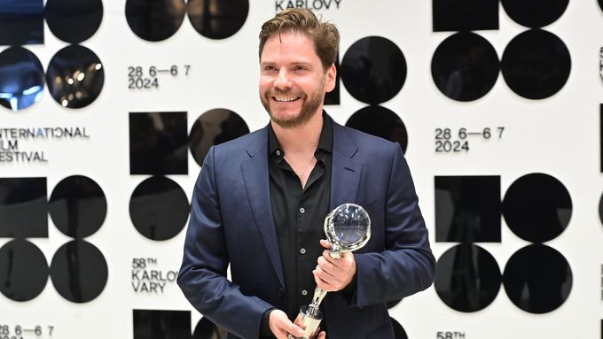 "To je nádherná soška, hezčí než Oscar. Pomůže mi překonat krizi středního věku," řekl německý herec a režisér Daniel Brühl, když dostal cenu od Jiřího Bartošky.