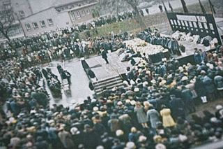 Záběr z pietního shromáždění na uctění obětí katastrofální laviny. Leden 1974. Kolorováno