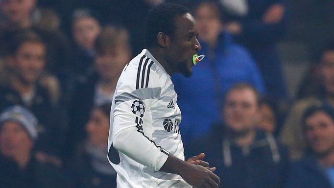 Seydou Doumbia z CSKA Moskva slaví gól na Manchesteru City