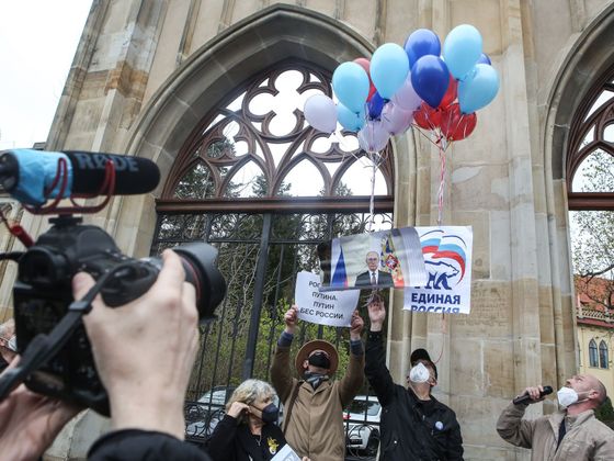 V minulých dnech se konalo před ruskou ambasádou v Praze několik demonstrací.