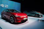 Volkswagen odhalil v jednu chvíli jak v Evropě, tak v Číně svůj nový elektromobil ID.7. Liftback má v Evropě dvě velikosti baterie, dojezd až 700 kilometrů a zatím výhradně pohon zadních kol. V Číně se předprodukční verze jmenuje ID.7 Vizzion a od té evropské se prakticky neodlišuje. Vyrábět se bude v rámci společného podniku VW a automobilky FAW.
