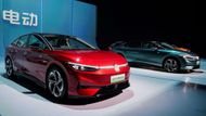 Volkswagen odhalil v jednu chvíli jak v Evropě, tak v Číně svůj nový elektromobil ID.7. Liftback má v Evropě dvě velikosti baterie, dojezd až 700 kilometrů a zatím výhradně pohon zadních kol. V Číně se předprodukční verze jmenuje ID.7 Vizzion a od té evropské se prakticky neodlišuje. Vyrábět se bude v rámci společného podniku VW a automobilky FAW.