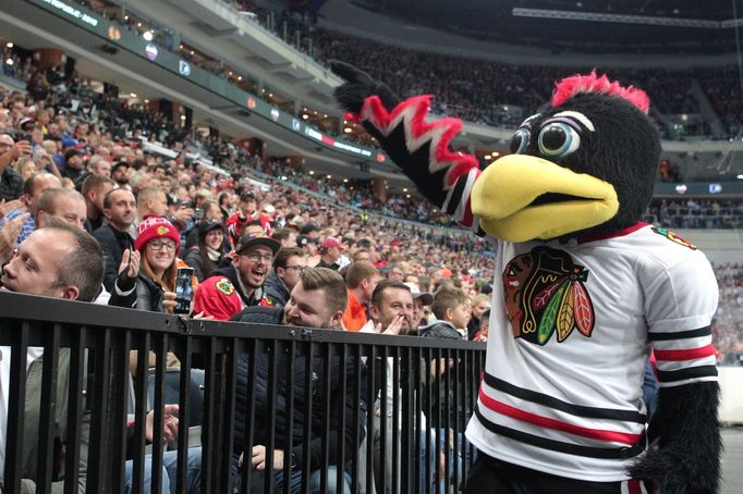 NHL v Praze: Philadelphia - Chicago: Maskot Chicaga Tommy Hawk.