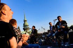 Skupina O5 a Radeček vystupuje na střechách, turné zahájila s výhledem z Kotvy