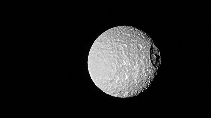Vesmírná "Hvězda smrti" ukrývá tekutý oceán. Saturnův měsíc může být vhodný pro život
