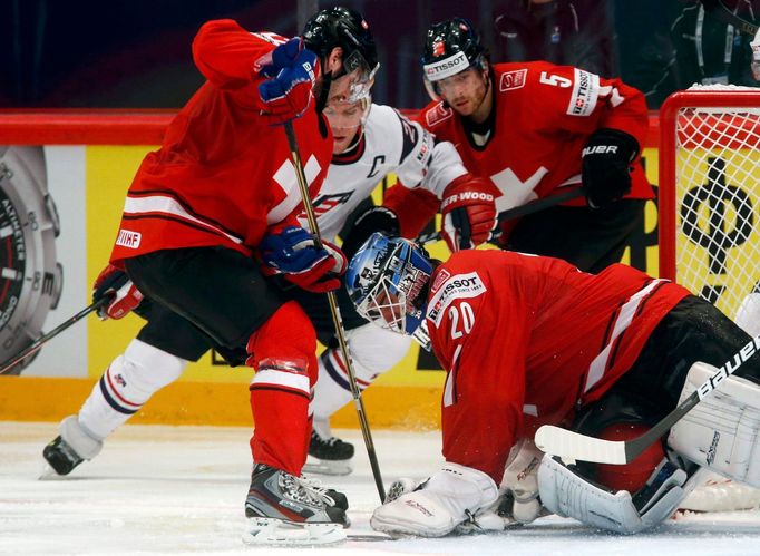 Paul Stastny bojuje se švýcarskou defenzivou v semifinále MS 2013