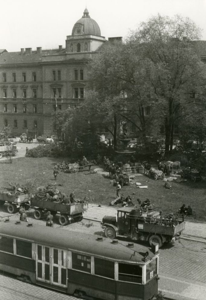 Praha-Smíchov, 7. května 1945. Příjezd posil 4. pěšího pluku ROA z Berouna na Albrechtovo (Štefanikovo)  náměstí. V pozadí na trávníku týlové jednotky 1. pěšího pluku.