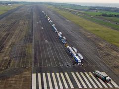 Konvoj nákladních vozů na letišti Manston.