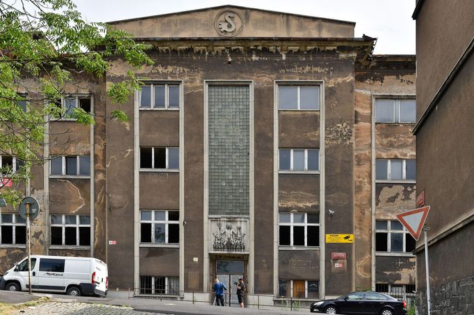 Vrbenského lázně v Ústí nad Labem. Snímek ze současnosti, kdy je objekt bývalých lázní uzavřený a chátrá.