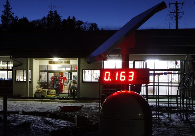 A geiger counter, measuring a radiation level of 0.163 microsievert per hour, is seen at Douhou Kindergarten, located about 50 km (31 miles) from the tsunami-crippled Fukushima Daiichi nuclear power plant, in Nihonmatsu, Fukushima prefecture February 25, 2013, ahead of the second-year anniversary of the March 11, 2011 earthquake and tsunami. As the World Health Organisation (WHO) says children in Fukushima may have a higher risk of developing thyroid cancer after the Daiichi nuclear disaster two years ago, mothers in Fukushima worry that local health authorities are not doing enough. Picture taken February 25, 2013. REUTERS/Chris Meyers (JAPAN - Tags: DISASTER HEALTH EDUCATION) Published: Úno. 28, 2013, 2:38 odp.