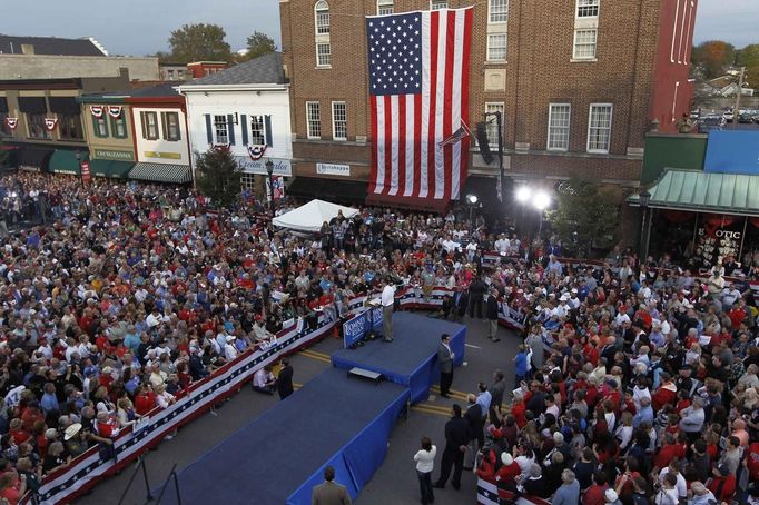 Republican presidential nominee Mitt Romney speaks during a campaign rally at the Golden Lamb in Lebanon, Ohio October 13, 2012. REUTERS/Shannon Stapleton (UNITED STATES - Tags: POLITICS ELECTIONS USA PRESIDENTIAL ELECTION) Published: Říj. 13, 2012, 11:11 odp.