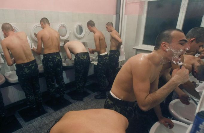 Recruits wash up in the toilet after getting up in the morning in an infantry unit camp based in Kiev October 15, 2012. REUTERS/Gleb Garanich (UKRAINE - Tags: MILITARY) Published: Říj. 15, 2012, 12:33 odp.