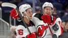 Jack Hughes (86) a Ondřej Palát slaví gól New Jersey Devils