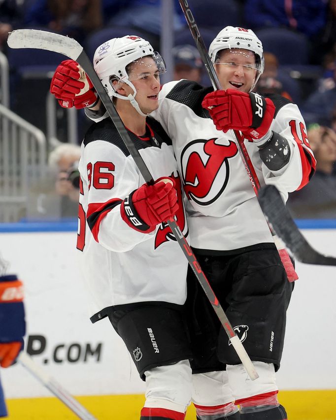 Jack Hughes (86) a Ondřej Palát slaví gól New Jersey Devils