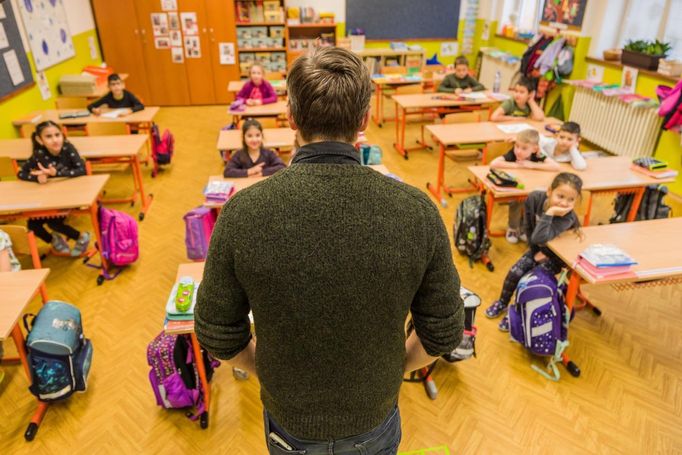 Jiří Havelka s filmovým štábem navštívil deset základních a středních škol. Divákům ukáže současné trendy ve vzdělávání.