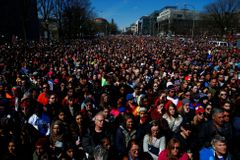Jeden z největších protestů od války ve Vietnamu. Statisíce lidí v USA žádaly omezit prodej zbraní