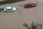 Ve Spojených arabských emirátech začalo pršet v pondělí, v úterý deště ještě zesílily a do večera spadlo v Dubaji asi 142 milimetrů srážek.