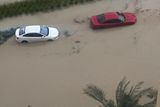 Ve Spojených arabských emirátech začalo pršet v pondělí, v úterý deště ještě zesílily a do večera spadlo v Dubaji asi 142 milimetrů srážek.