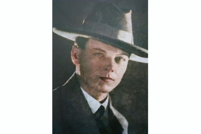 Martin Lecián (1900–1927), známý jako „Postrach Moravy“, na nedatovaném dobovém portrétu. Proslul jako kasař, lupič a několikanásobný vrah. Kolorováno