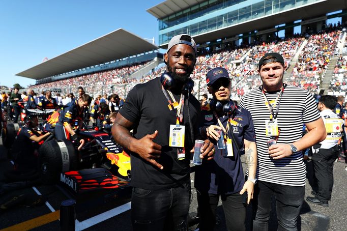 Jihoafričtí ragbisté Siya Kolisi (vlevo) a Malcolm Marx (R) na startu Velké ceny Japonska formule 1