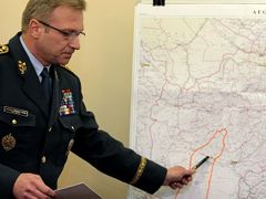 Náčelník Generálního štábu Armády České republiky Generálporučík Ing. Vlastimil Picek ukazuje na mapě Afghánistanánu oblast v níž leží osada Gerešk, kde zemřel český voják.