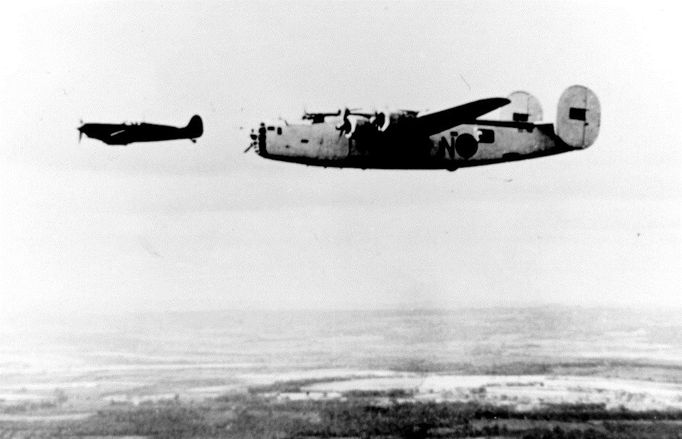 Snímek bombardéru Liberator se stíhaškou Spitfire.