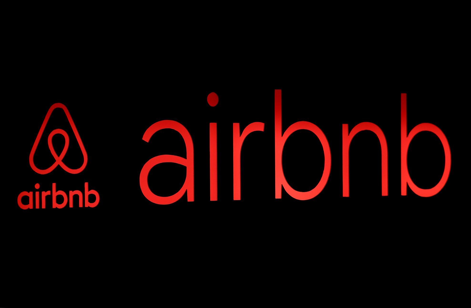 Airbnb logo ilustrační foto