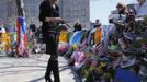 U.S. Vice President Joe Biden's wife Jill Biden visits the memorial for the victims of the Boston Marathon bombings on Boylston Street in Boston, Massachusetts April 24, 2013. REUTERS/Jessica Rinaldi (UNITED STATES - Tags: CRIME LAW CIVIL UNREST POLITICS) Published: Dub. 24, 2013, 7:01 odp.