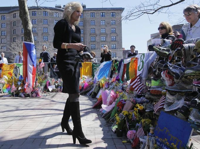 U.S. Vice President Joe Biden's wife Jill Biden visits the memorial for the victims of the Boston Marathon bombings on Boylston Street in Boston, Massachusetts April 24, 2013. REUTERS/Jessica Rinaldi (UNITED STATES - Tags: CRIME LAW CIVIL UNREST POLITICS) Published: Dub. 24, 2013, 7:01 odp.