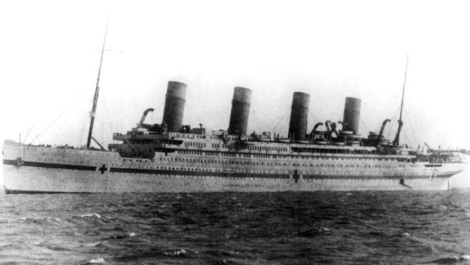 Britannic, sesterskou loď nešťastného Titanicu, potopila za první světové války zbloudilá mina. Neštěstí nepřežilo 30 z více než tisíce lidí na palubě.