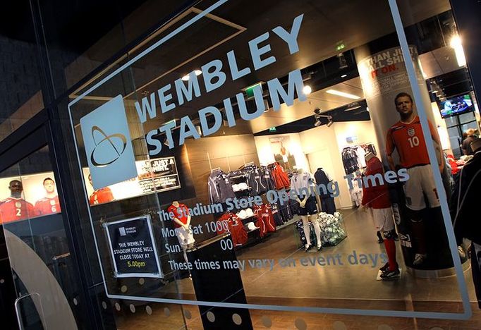 Obchod pro fanoušky hned vedle pokladen stadionu Wembley.