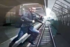 Muž skočil přímo před projíždějící metro. Bizarní záznam se šíří sítěmi