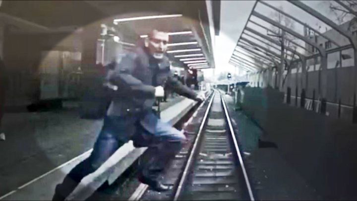 Muž skočil přímo před projíždějící metro. Bizarní záznam se šíří sítěmi; Zdroj foto: youtube/ Вестник