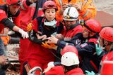 Téměř 48 hodin po ničivém zemětřesení na východě Turecka našli záchranáři v troskách zříceného domu živé čtrnáctidenní novorozeně, jeho matku a babičku.