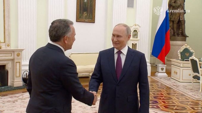 Ruský prezident Vladimir Putin (vpravo) zahájil v pátek jednání s Trumpovým vyslancem Stevem Witkoffem o míru na Ukrajině. Snímek je z videa pořízeného v Kremlu.